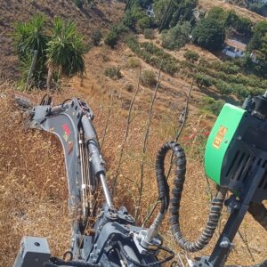 Alternative view of RETROEXCAVADORA PARA MINI CARGADORA MOD. AVANT